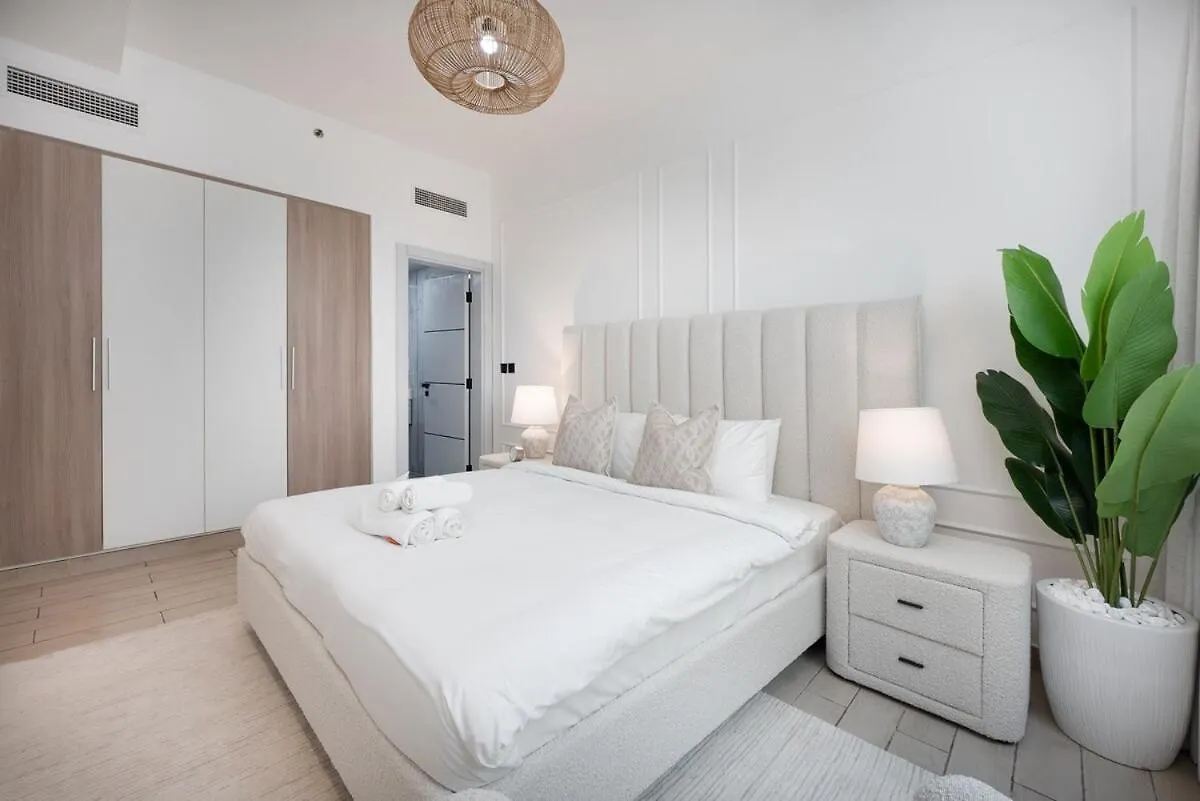 Elegant 1-Bedroom Apartment In Jumeirah Village Triangle With Balcony Bliss Dubai 0*,